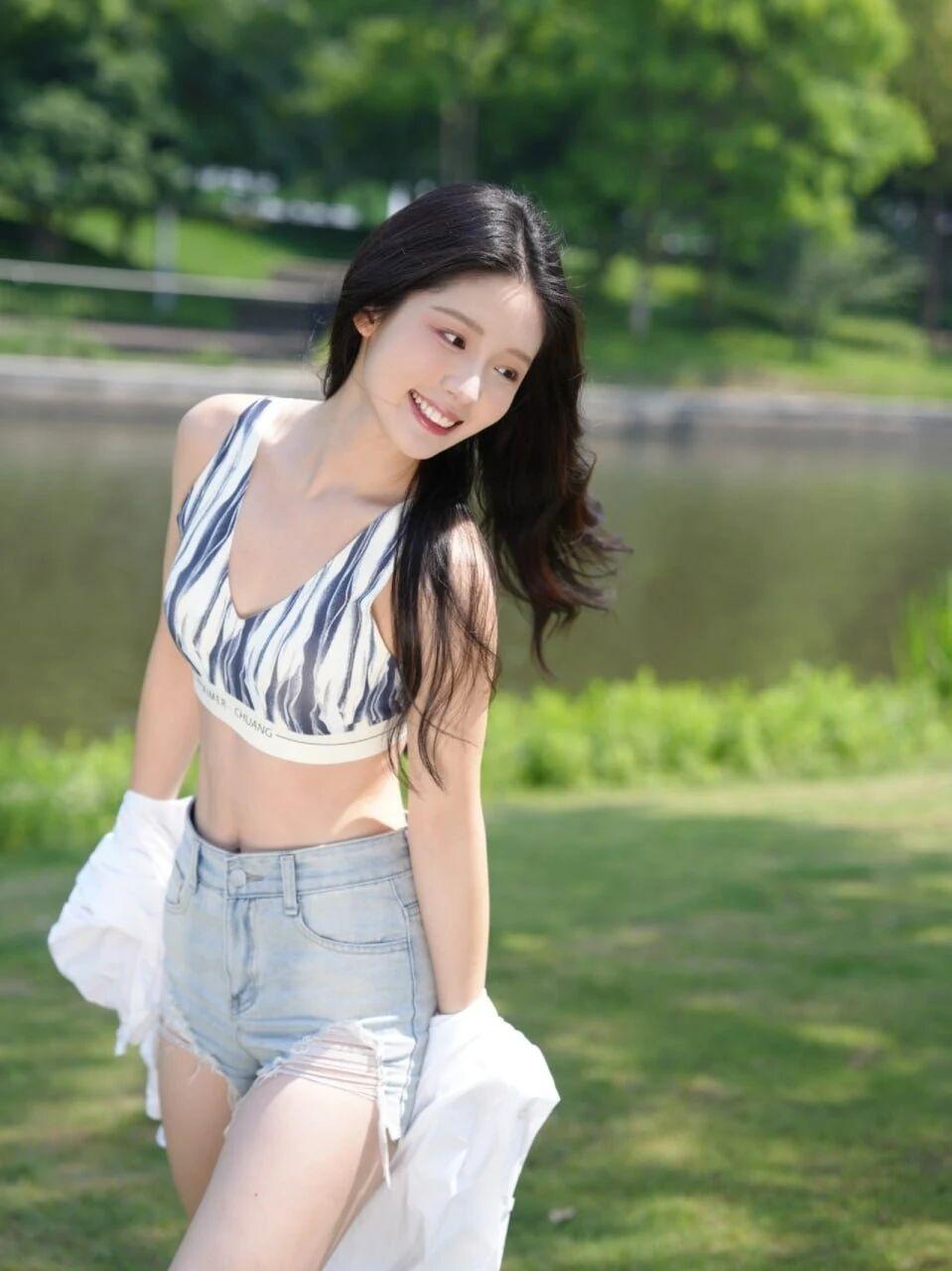 夏日清新少女，湖畔漫步，笑靥如花。爱拍照的女生到底有多迷人呢? 纯天然美女长啥样