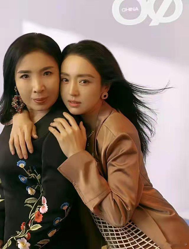 原来董璇女儿小酒窝更像外婆！ ​​​