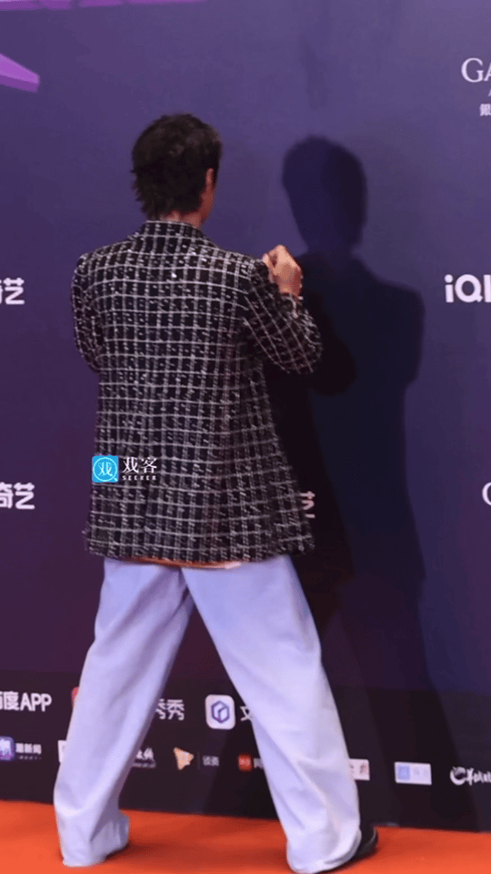 #尖叫之夜结束后的我belike##爱奇艺就不能放点果盘瓜子吗#只能说看王一博没