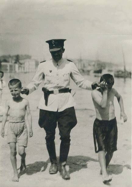 60年代，土耳其伊斯坦布尔，警察抓住两个没有家长陪同就游野泳的孩子 