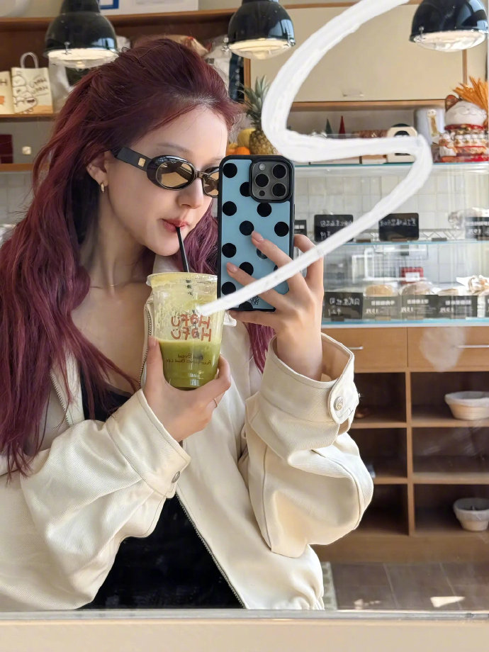 赵露思红发自拍好喜欢赵露思红发日常自拍！好美，美到我心里去了！ ​​​