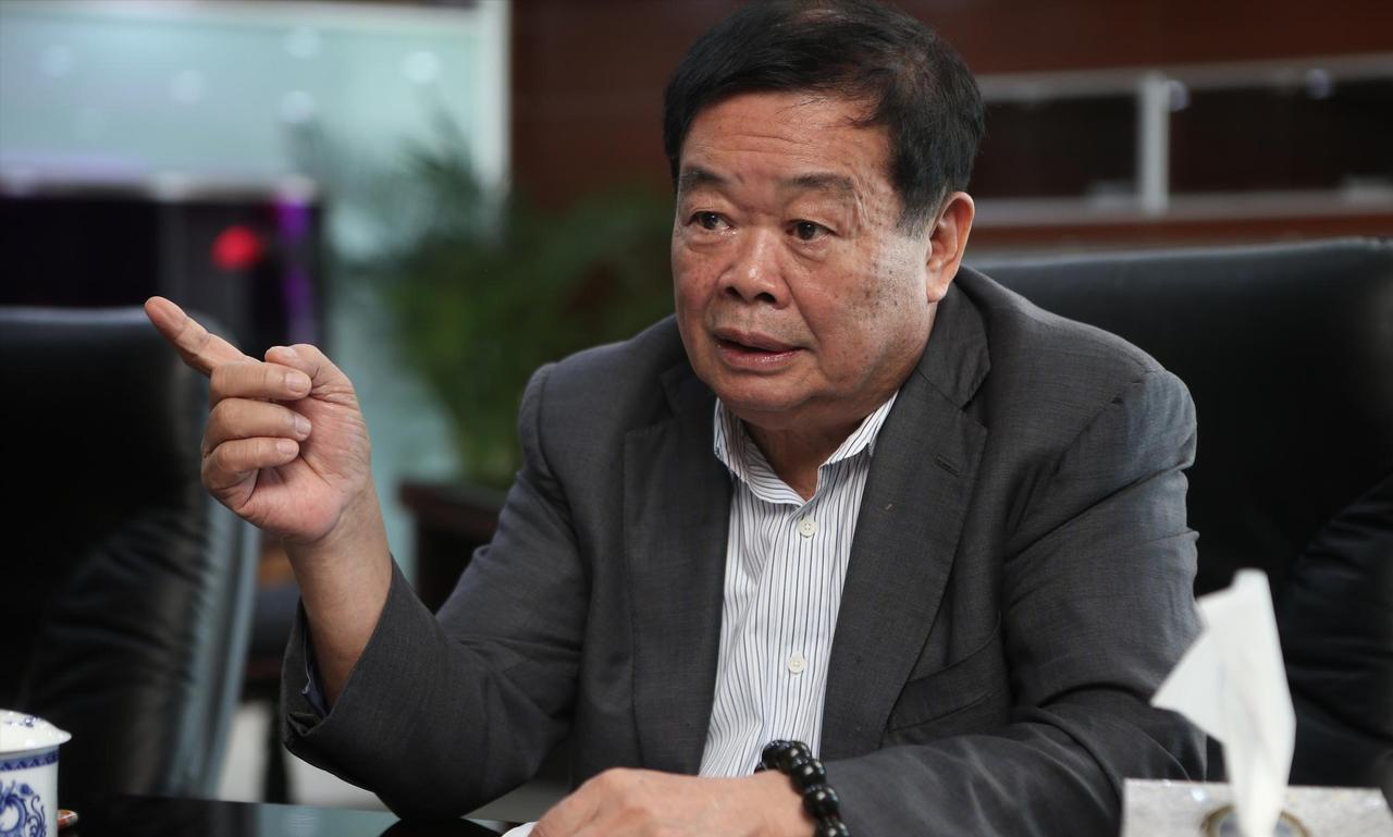 2015年，曹德旺拿出100万给一个小女孩换肾。可谁知，小女孩治愈后，却给曹德旺