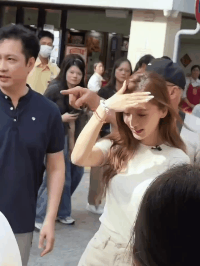 网友在澳门偶遇新鲜的baby杨颖！


杨颖还是一如既往的美啊，不知道她什么时候