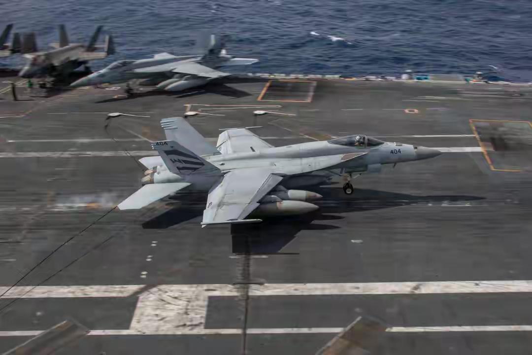 舰载机越境打击肆无忌惮，遭导弹直接打击，外媒：美军已公开回应