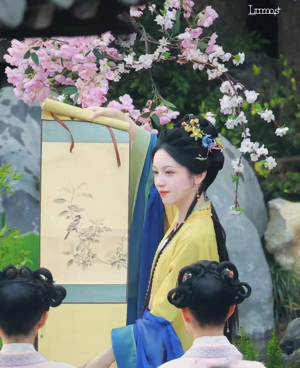 你俩不害羞我都害羞了许凯周也这路透把暧昧拉扯玩明白了，单手一搂，氛围感直接拉满。