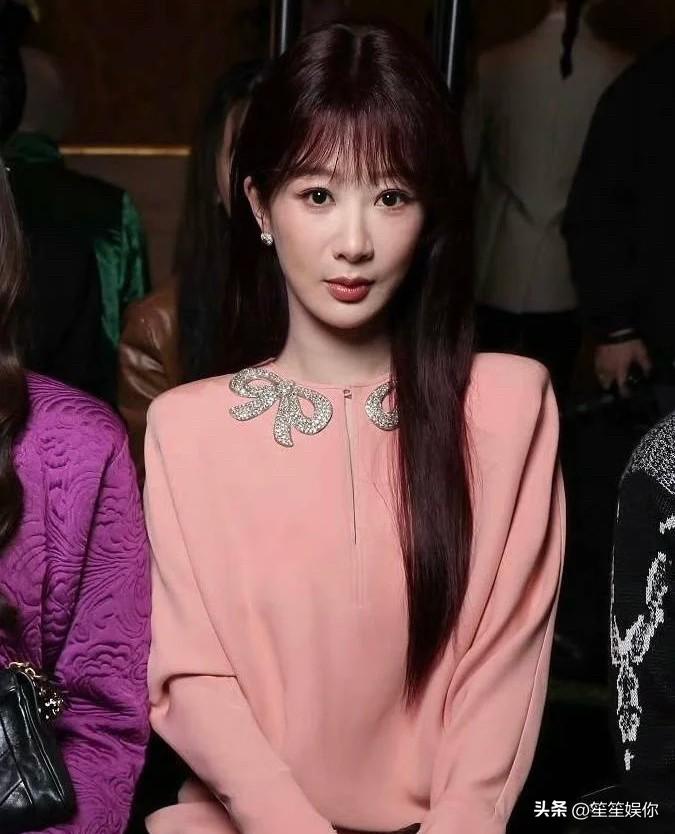 都说男艺人的终点是赵本山，女艺人的终点是蔡明。

现在杨紫无论表情还是衣品都有点