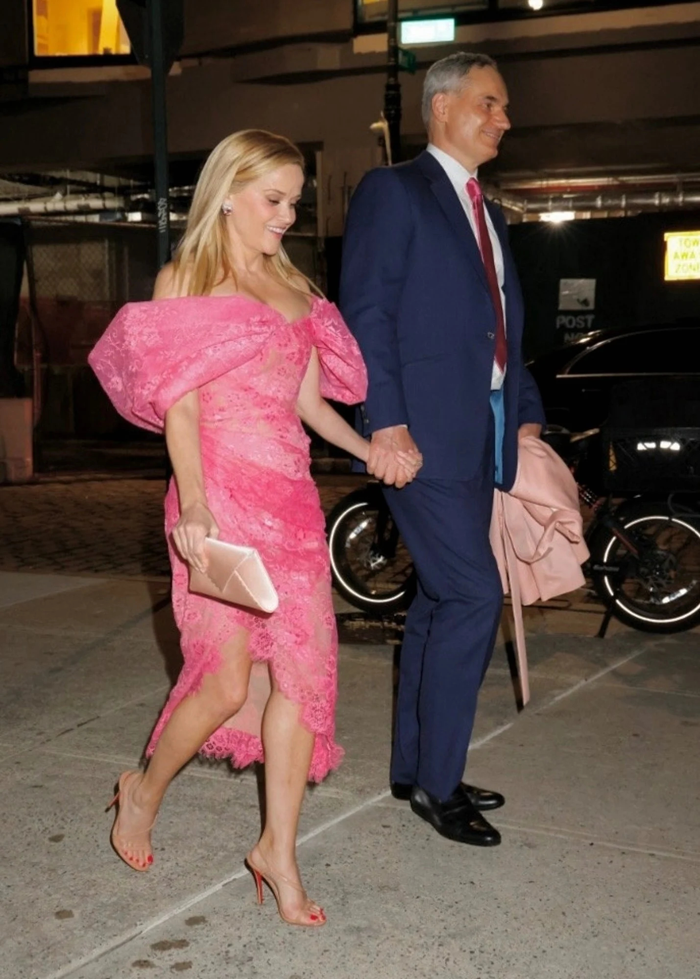 Reese Witherspoon和男友 23日纽约Oliver Haarman