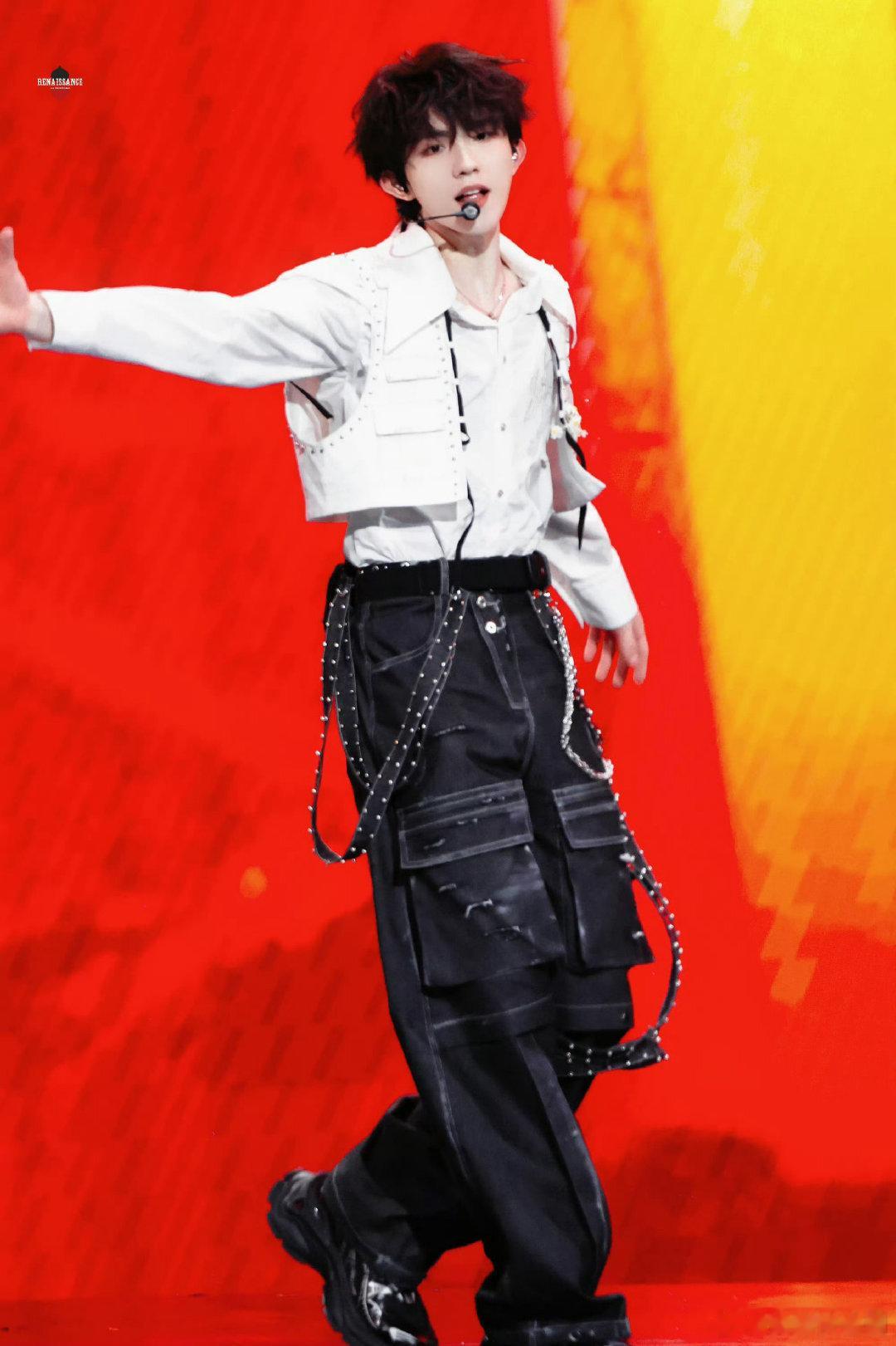 苏新皓 双腿离婚系爱豆 内娱独一份的反差萌！苏新皓跳舞时双腿超听话，踢腿轻盈有力