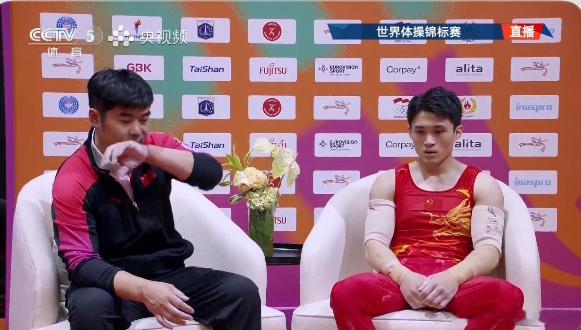 侍聪双杠出现失误 现在排在第七位他一会儿还有单杠比赛 ​​​