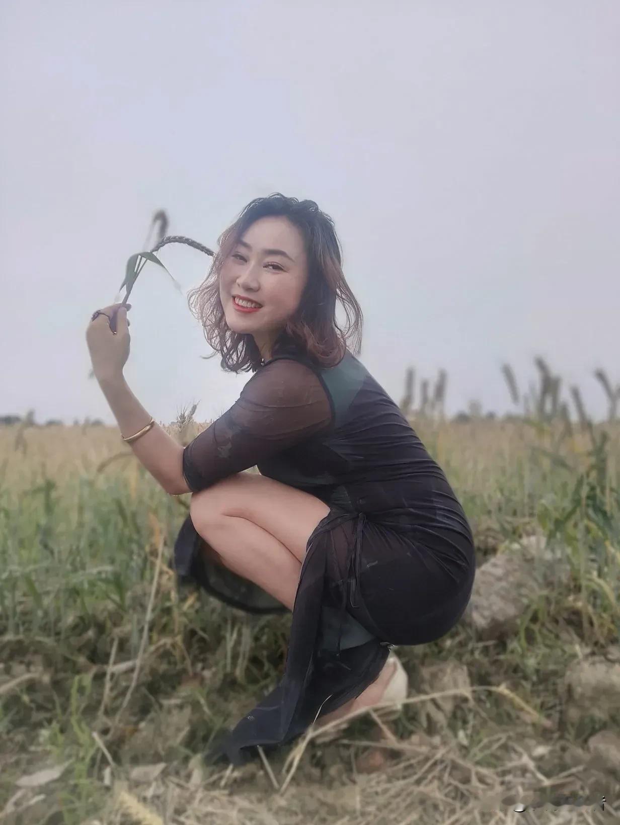 田野间的小仙女，微笑着与风共舞
