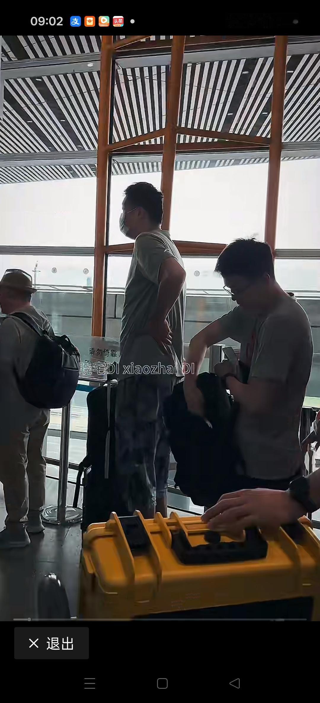 中国男篮名宿王治郅跟随中国男篮前往杭州。
虽然没有出现在中国男篮教练组，但每一次