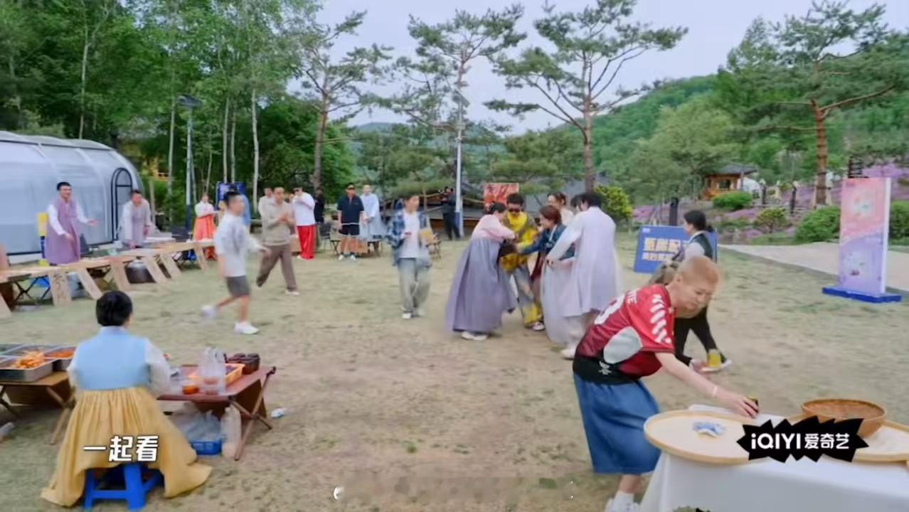 我着急吃瓜就鹿晗这样鹿晗吃瓜急头白脸具象化哈哈哈哈哈 小鹿鹿吃瓜急得团团转，手里