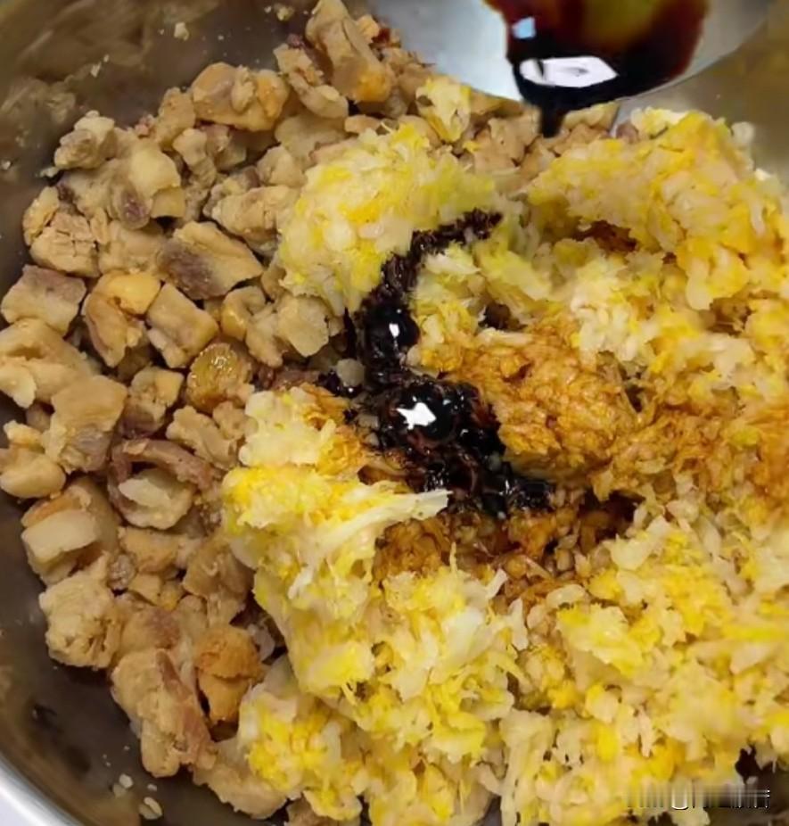 酸菜馅饺子怎么调馅?首先酸菜用水泡一下，不想太酸就多泡两遍，剁碎备用。选一块稍微