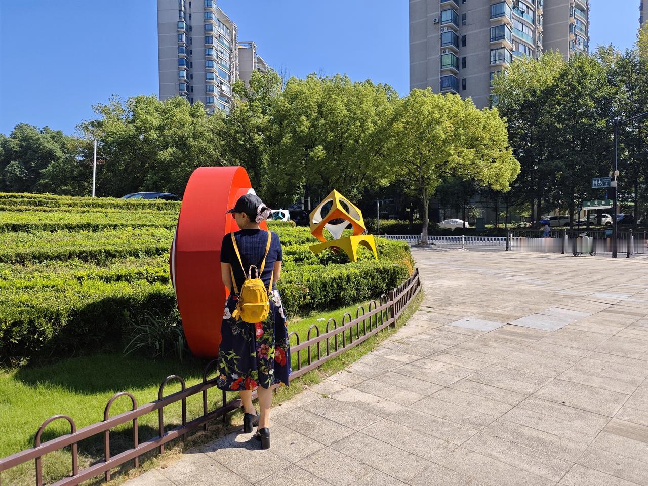 看钱塘江大潮总算告一段落，每年的农历八月十八前后都是观看大潮的最佳时间。

“八