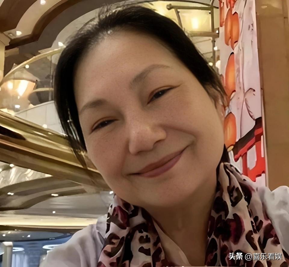 S妈，满是无奈！
 
7月22日，S妈又被推上了热搜，原因是台媒爆大S生前想举家