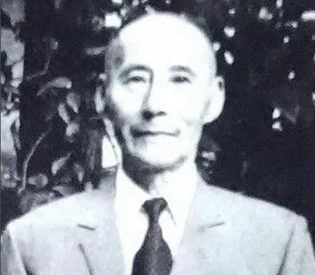 施承志，字调梅，1883年生，浙江杭州人。清光绪二十三年（1897年），14岁的