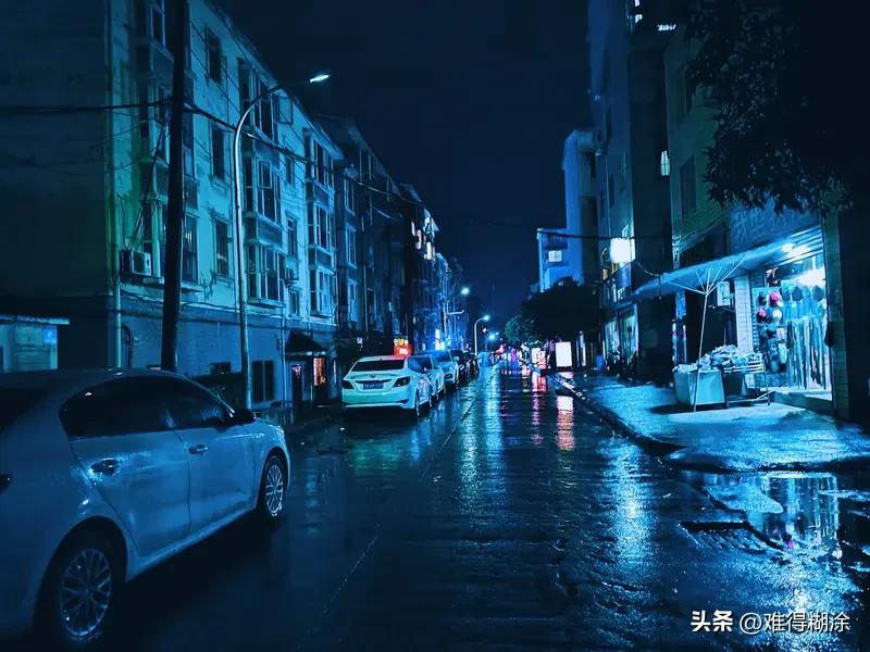 晒图笔记大赛 夜深雨未停，雨滴敲窗的声音让我思绪飘远。想起上次雨夜和朋友在街边躲