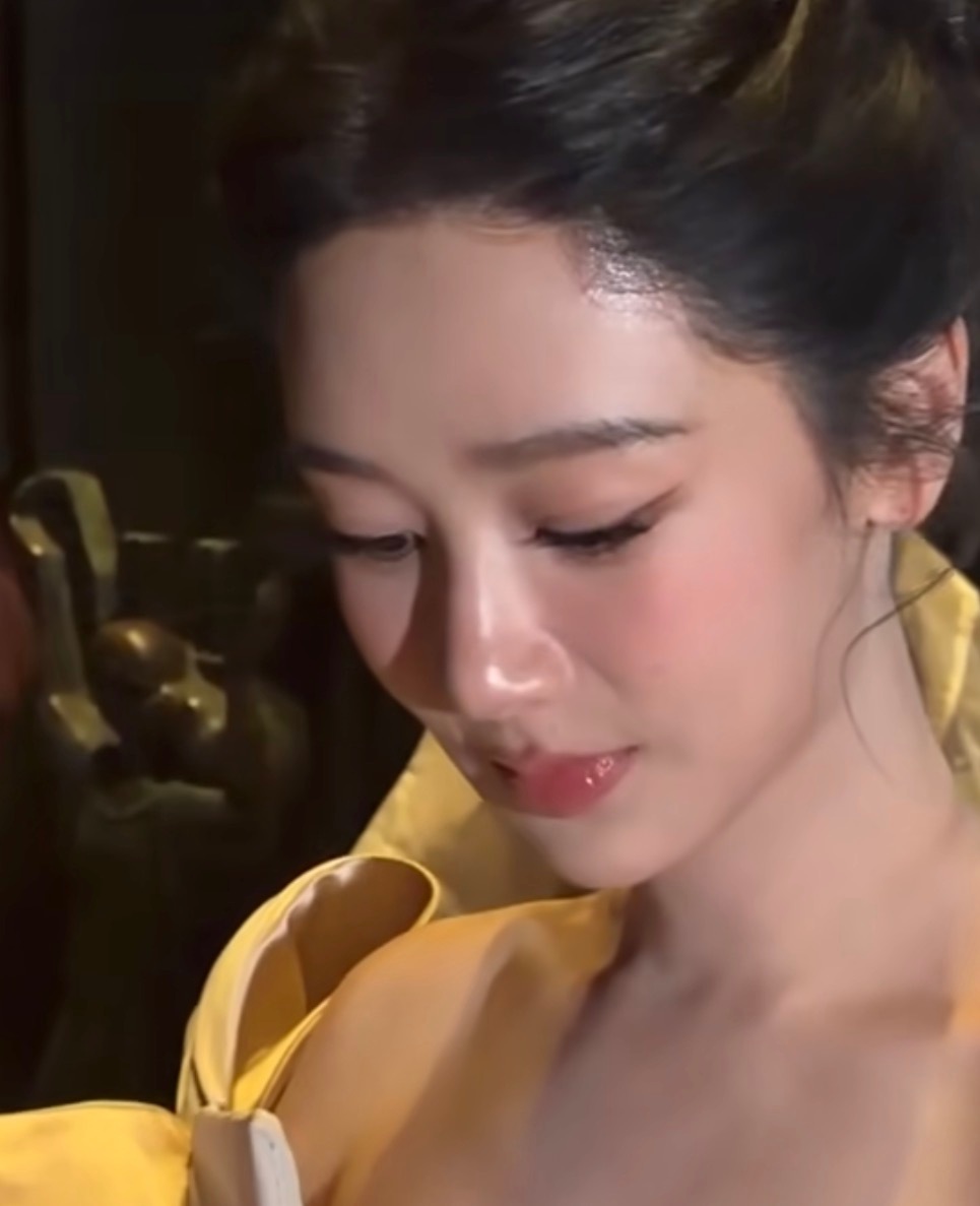 杨紫皮肤 以为开了磨皮能不能平时也这么化妆啊？有些时候感觉那些照片都太白了，假白