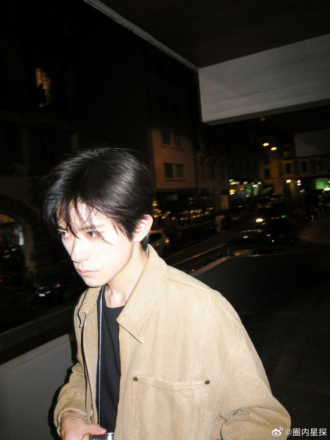 易烊千玺港风look  易烊千玺夜色霓虹大片 易烊千玺港风look🈶每个街头巷
