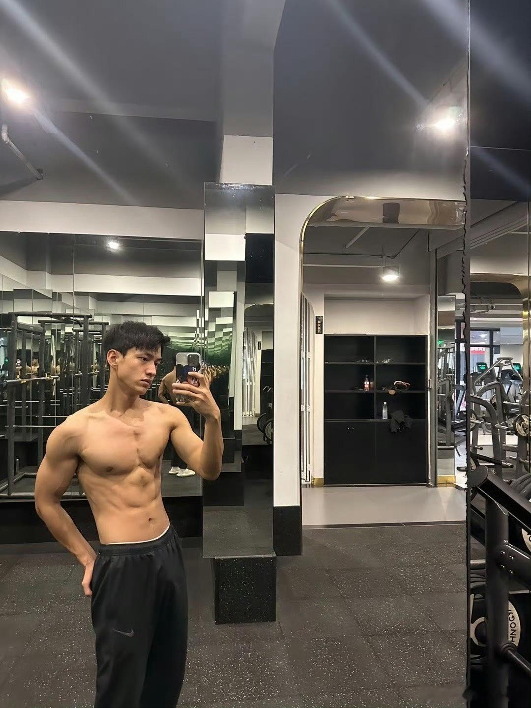 李嘉格回应恋情看到姐吃的那么好我就放心了 