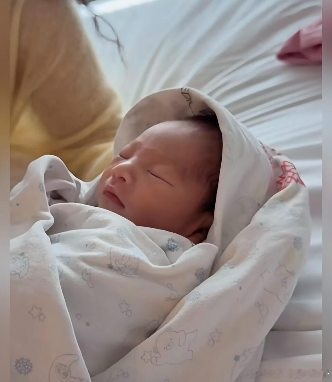 马筱梅儿子正脸照，汪小菲的第三个孩子了 马筱梅产子