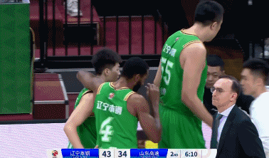 何愁不成长？弗格搂着张峻豪教他如何攻守
北京时间1月31日，辽宁与山东的比赛进行