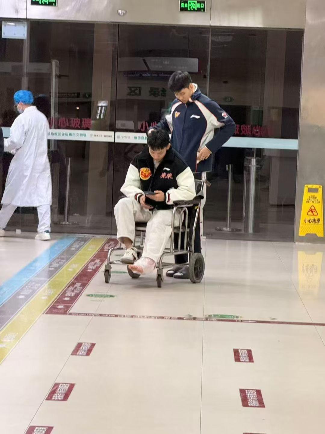 看来徐杰这回崴得比较厉害广东男篮vs山西男篮