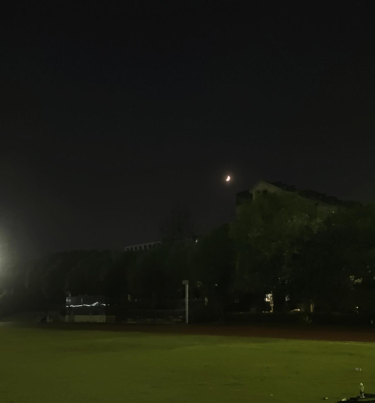 晒图笔记大赛 夜晚里寂静的操场，一轮弯弯的月亮挂在天边，没有了的星星相伴，一切都