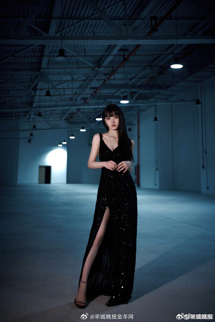 【女星高开叉裙造型大赏，谁的造型硬控了你？】丝绒、缎面、鎏金闪钻，优雅与性感并存