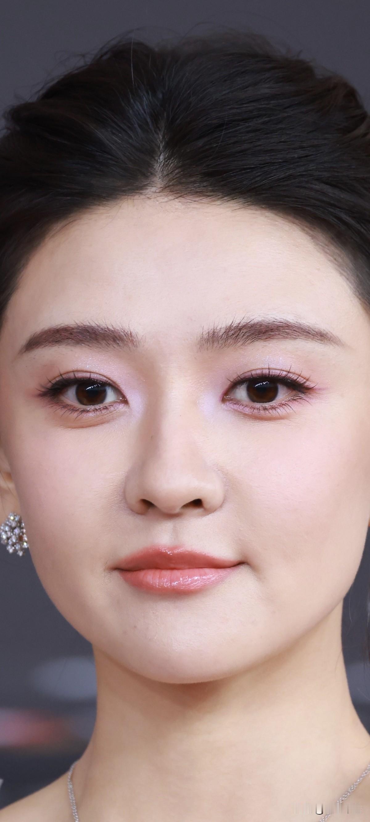 梁洁微博视界大会红毯生图
公主点点，点了这份纯仙美貌！