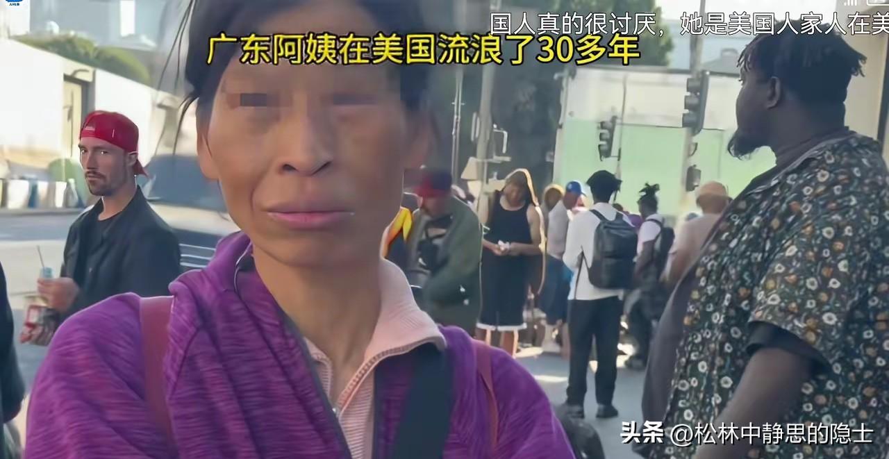 这个阿姨在美国，不知道什么是直播，她只是去领一份中国人发的酱香饼。​没想到她一家