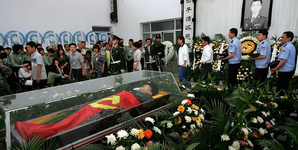 2012年，山东一名军人请假回家，但迟迟不见归队，上级领导打过去电话询问，三岁的