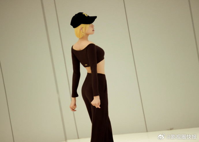 宋茜素颜也能抗住金发造型 素颜出镜依旧动人，金发衬得肤色透亮，练舞时的每一个动作