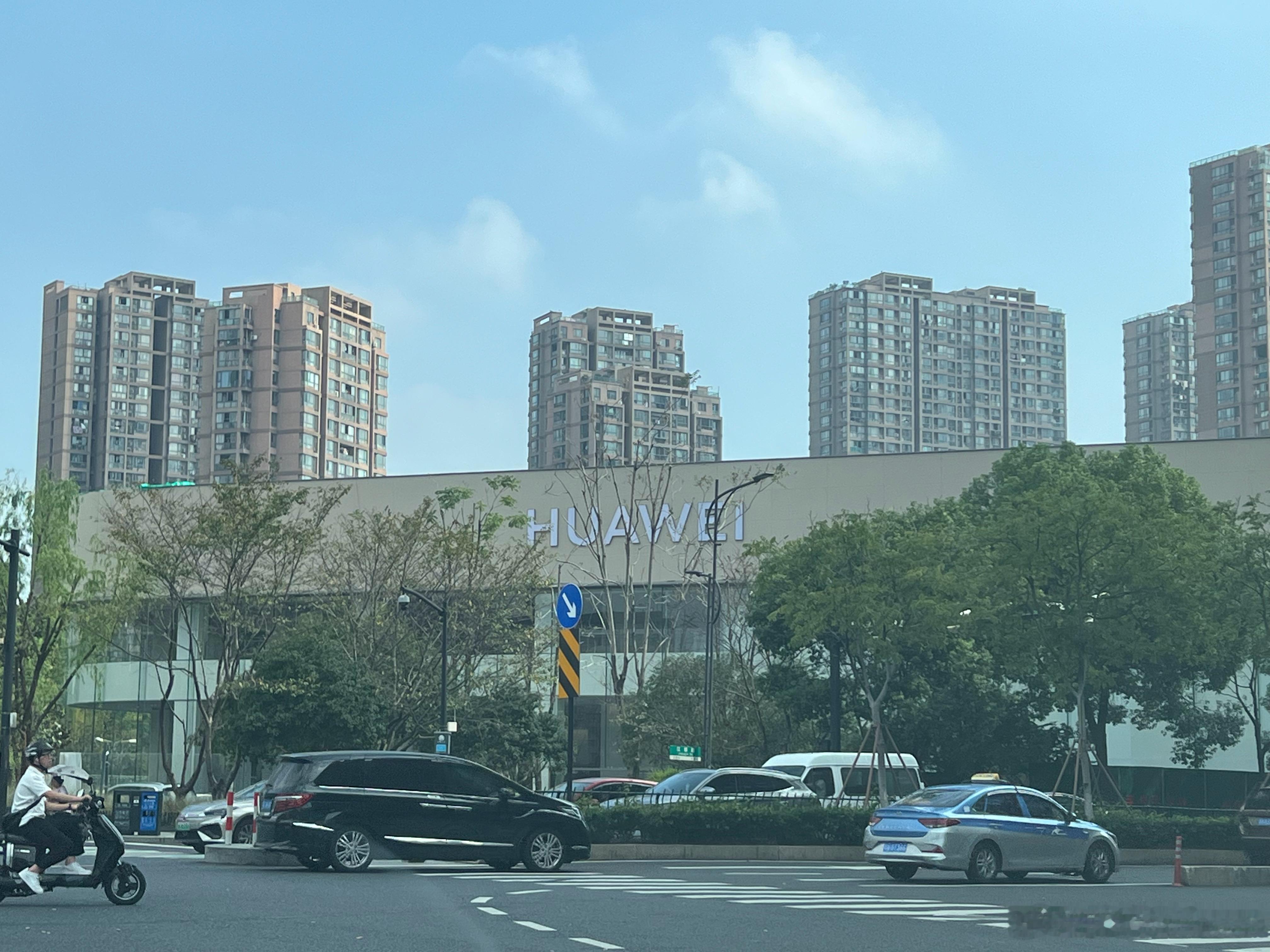 路过钱江世纪城，看到这边有个巨大的华为展厅，就进去看了眼钱江新城这家店是全国最大