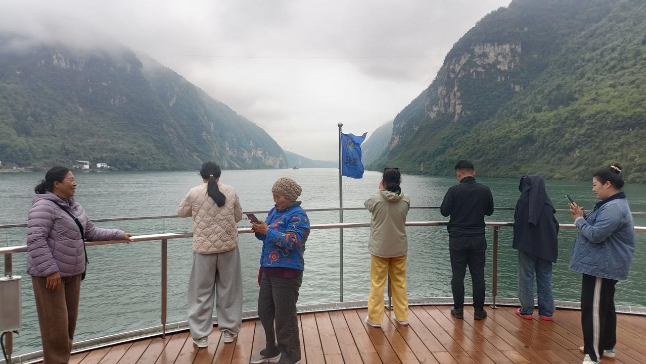诸君，你们见过雨后的西陵峡吗？古人诚不欺我，看两岸青山相对出，孤帆远影碧空尽，唯