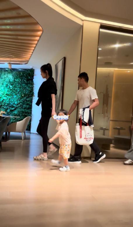 #奚梦瑶2岁女儿身高##小区偶遇奚梦瑶遛娃# 有路人偶遇奚梦瑶遛娃，女儿Rome
