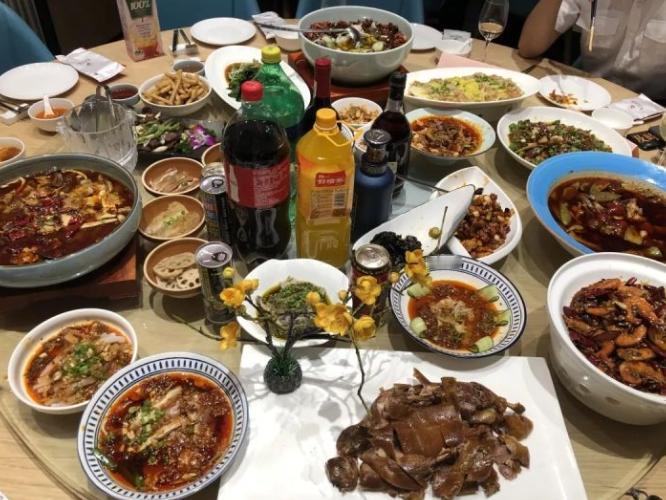 暖心！湖北武汉，8位同门宴请恩师，去4星级酒店赴宴，点了10荤10素，连开5瓶白