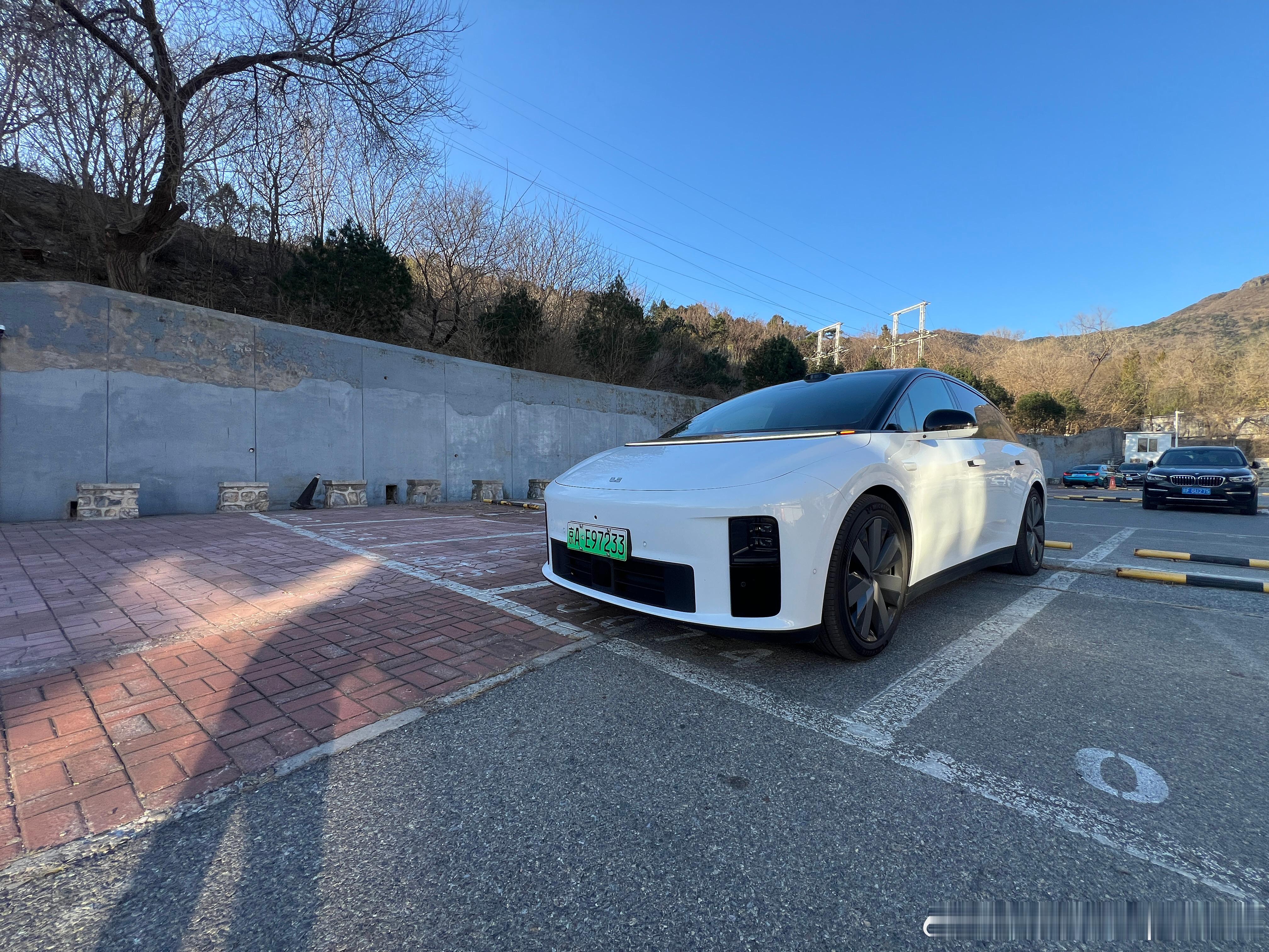 理想i6还车一周多了，平复一下心情给这车简简单单做个小总结。首先简单聊聊外观设计