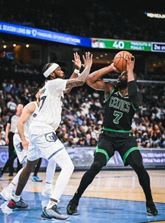 作为追了绿军十几年的老球迷，看到獭兔今天这手感，我真是差点把拖鞋都扔了！
客场打