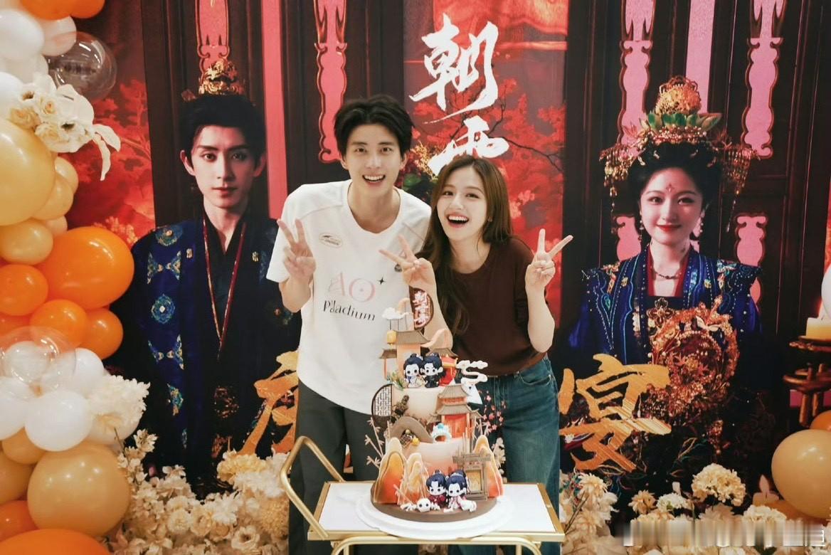 李兰迪[超话]李兰迪晒庆功宴合照李兰迪还是老模样但总有新笑料啊啊啊！又见面咯～ 