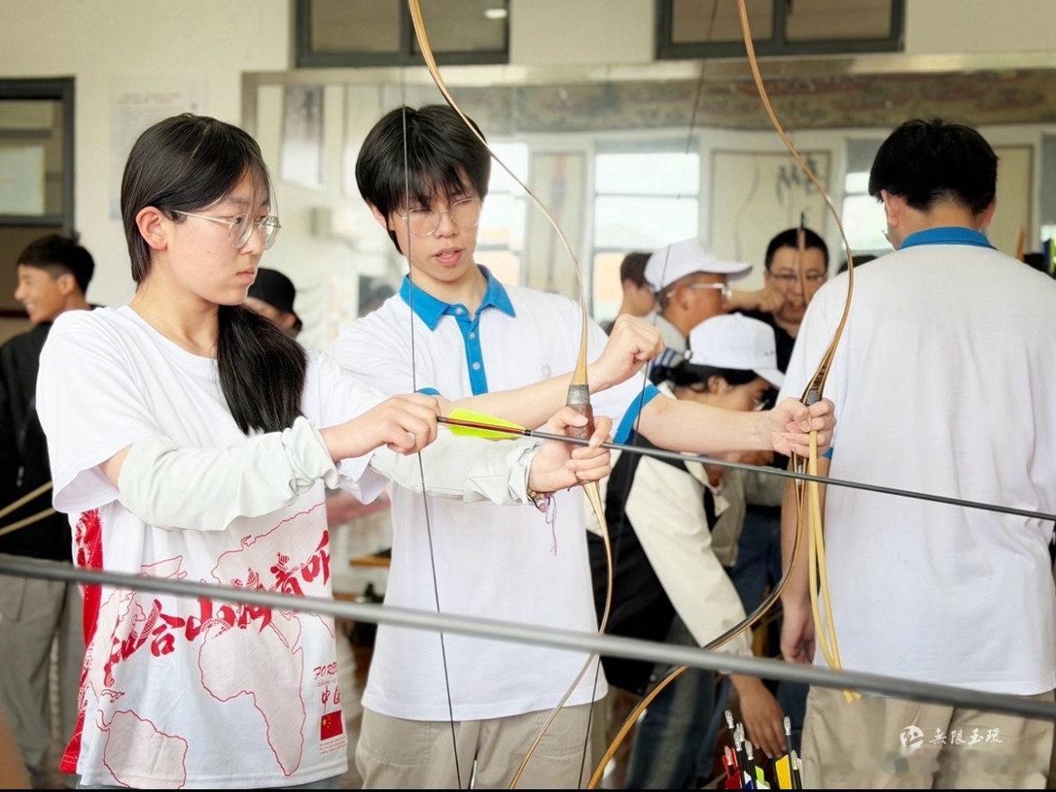 玉环炉霍山海情汉藏少年同心行浙里石榴红汉藏少年跨越千里相逢玉环，在升旗仪式、弓道