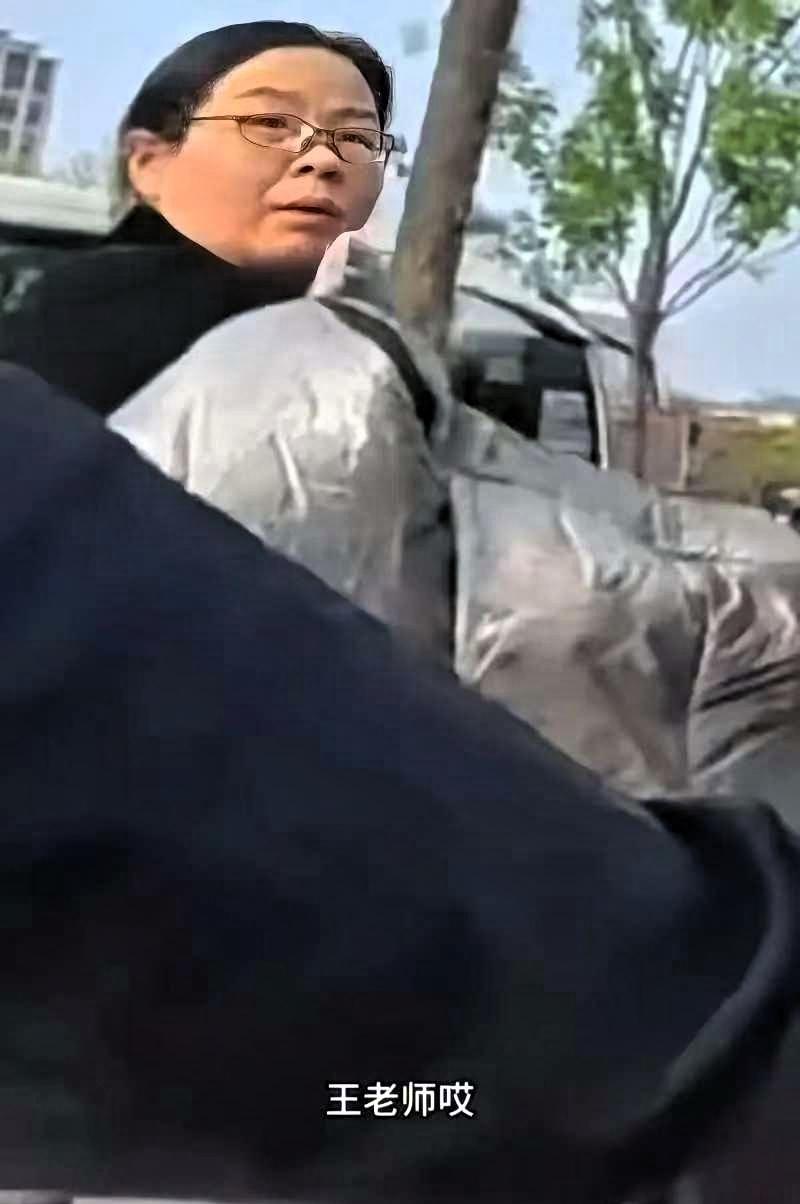 北京，一男生骑车路过母校门口，正好撞见当年的小学班主任骑着电动车往学校赶，他把车