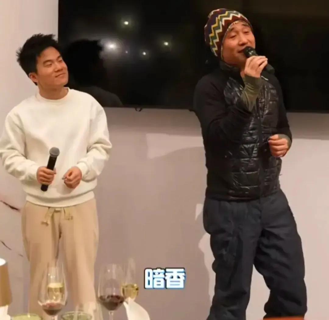 一次，易中天问董宇辉：