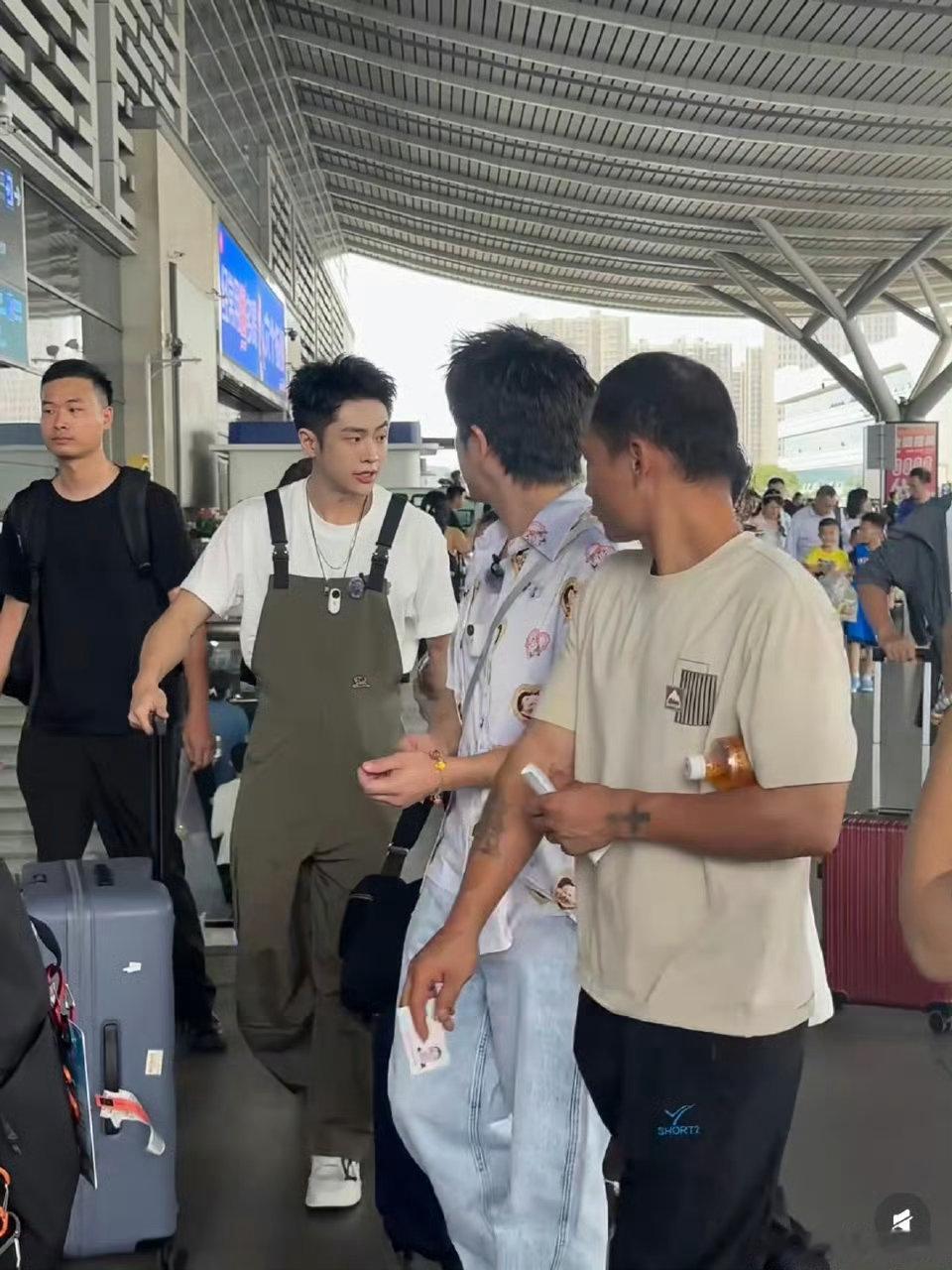 武艺带家人坐高铁 芒果新节目《搞笑艺家人》路透太有料！武艺携家人现身郴州高铁站，