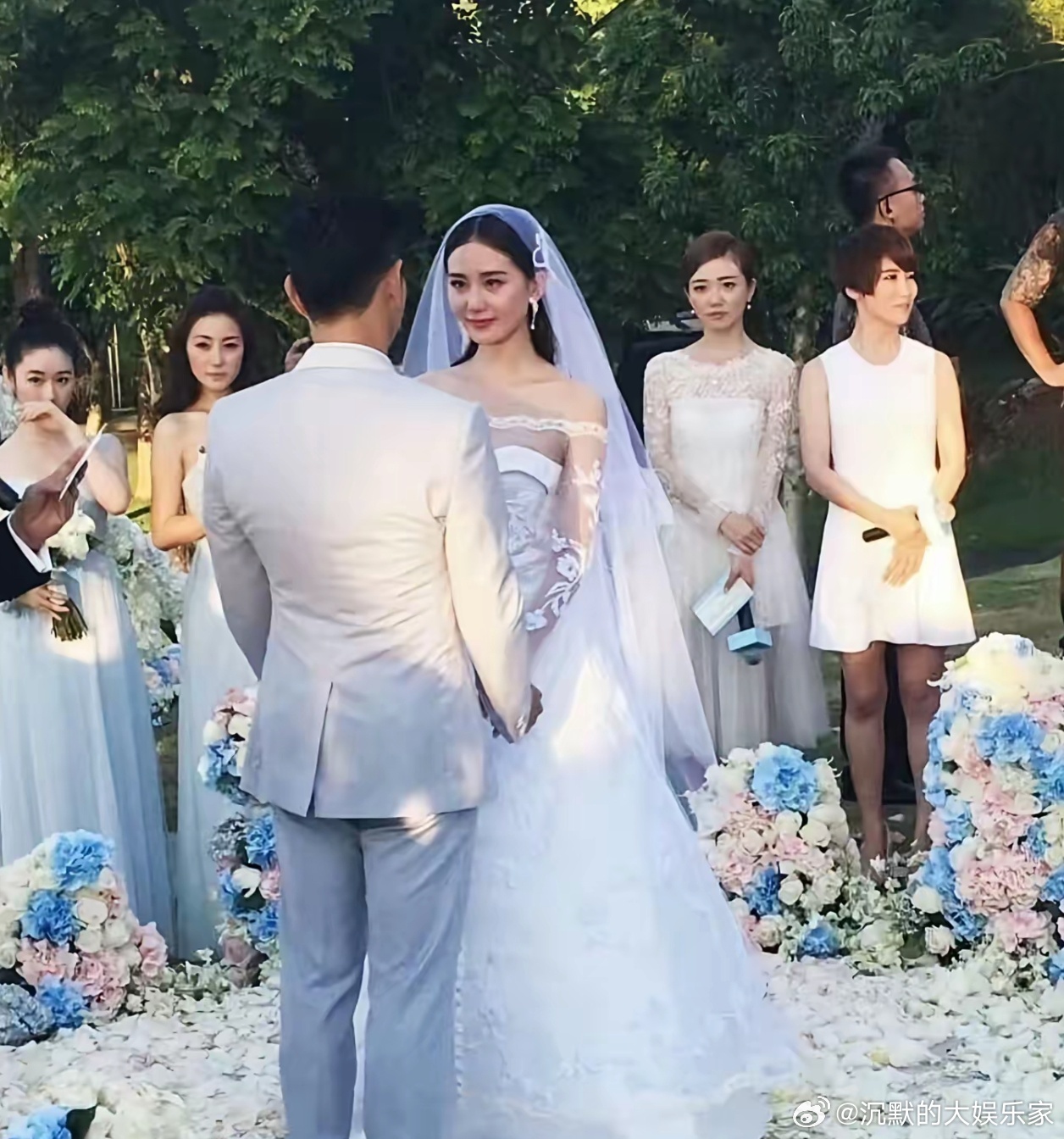 刘大锤爆料说吴奇隆在外地拍综艺，刘诗诗在上海拍戏，就住在上海两人的家里，房子没卖