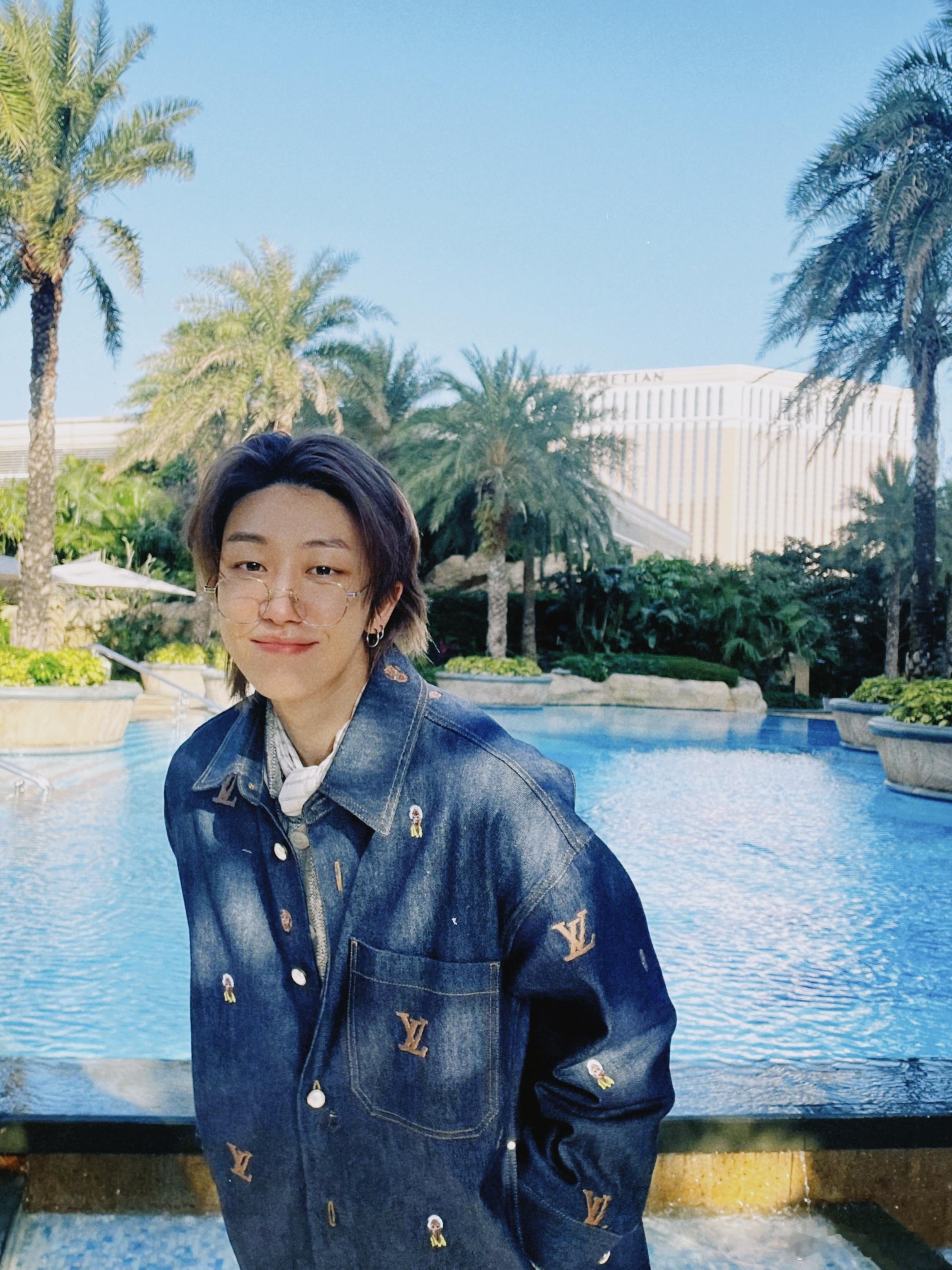 #萝莉追剧[超话]##徐明浩8连拍教程# 拍照也能玩出新花样！跟着小八老师学习8