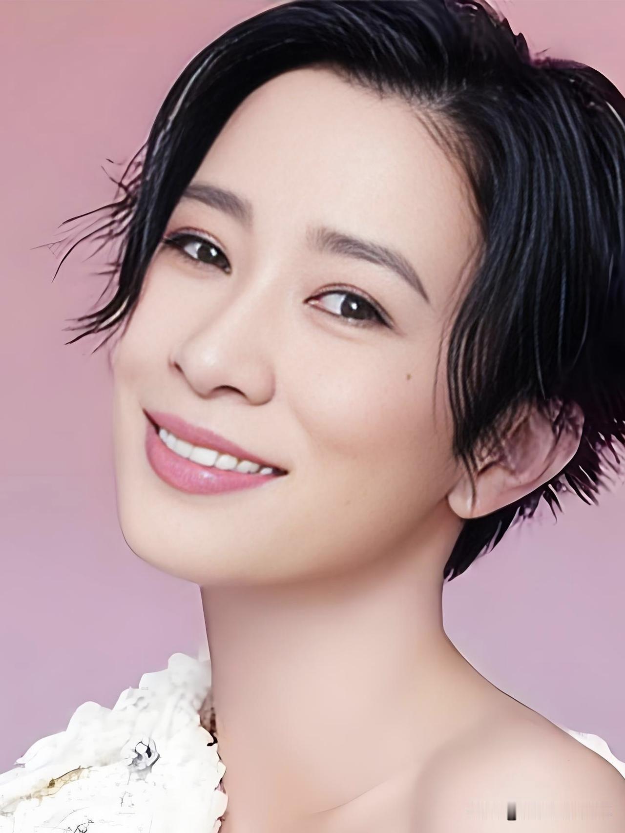 佘诗曼，岁月从不败美人。她以演技诠释大女主，用实力从容“躺赢”。戏里气场全开，戏