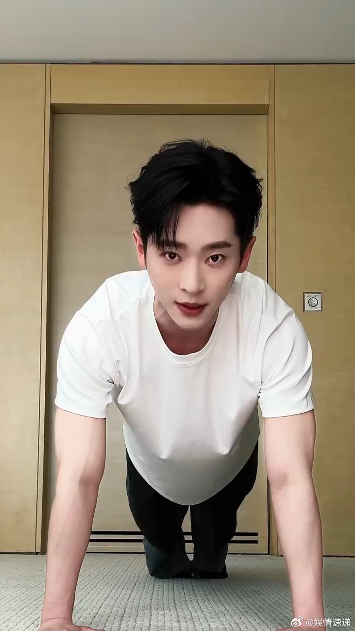 丞磊平板支撑粉丝福利丞磊粉丝破500w平板支撑挑战也行 