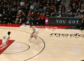 杨瀚森机警抢断，空中助夏普轰进三分！
北京时间1月8日，开拓者与火箭的比赛来到第