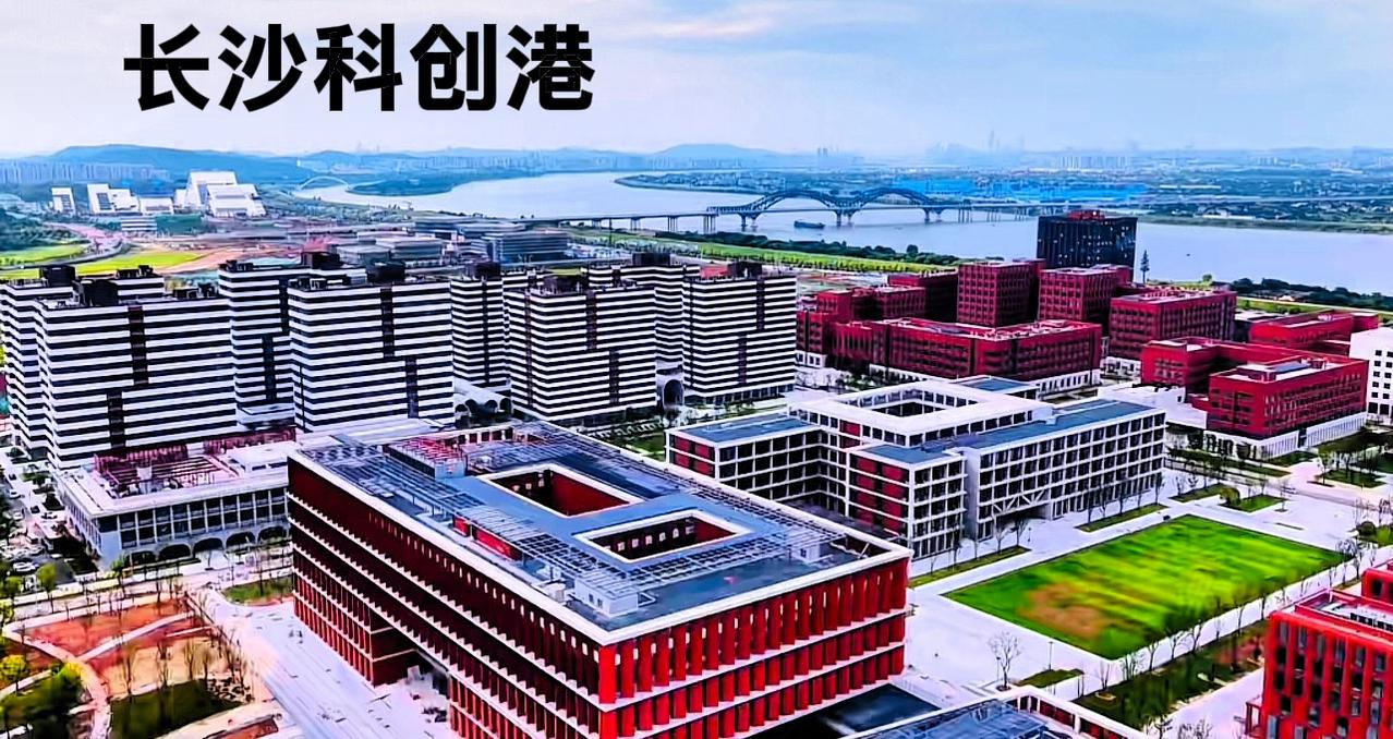 给大家分享几张长沙科创港，新湖南大学的图片。这样的学校环境，无论是白天还是夜晚，